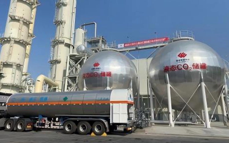 Liquid CO2 storage and loading facilities shown on the MOON-TECH CCUS solution page
